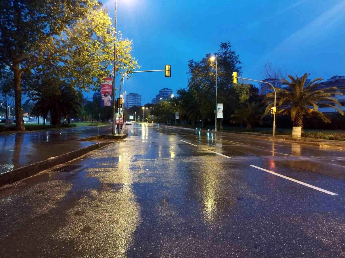 İstanbul\'da sabah saatlerinden itibaren sağanak yağış etkisini gösterdi