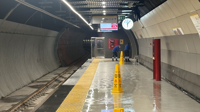 İstanbul'da Yenibosna metro istasyonu su baskınına uğradı