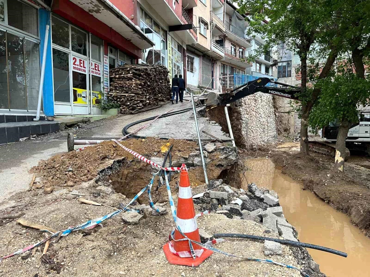 İzmit\'te İstinat Duvarı Yıkıldı, Bina Tahliye Edildi