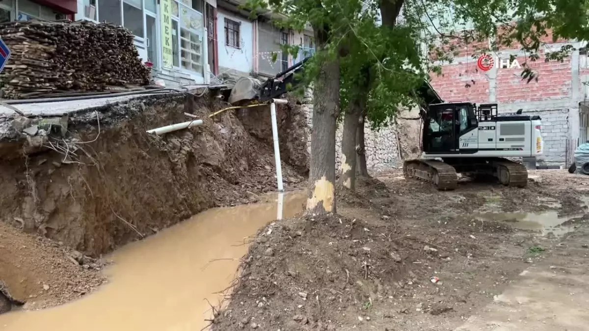 İstinat duvarı ikinci kez çöktü: 5 katlı bina boşaltıldı