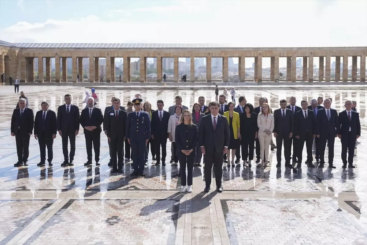 İzmir Büyükşehir Belediye Başkanı Cemil Tugay, Anıtkabir\'i ziyaret etti