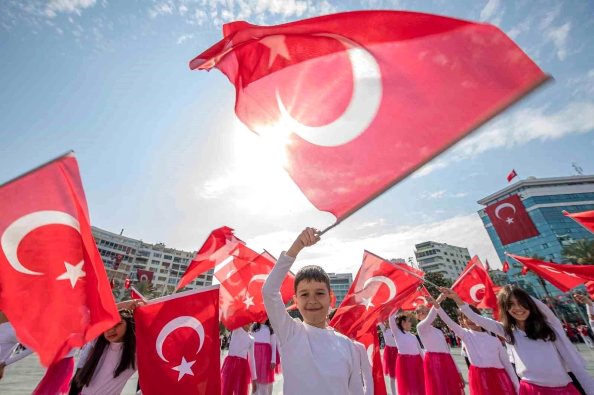 İzmir\'de 23 Nisan Ulusal Egemenlik ve Çocuk Bayramı Coşkusu