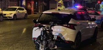 İzmir'de motosiklet ile otomobil çarpıştı: Sürücü ağır yaralandı