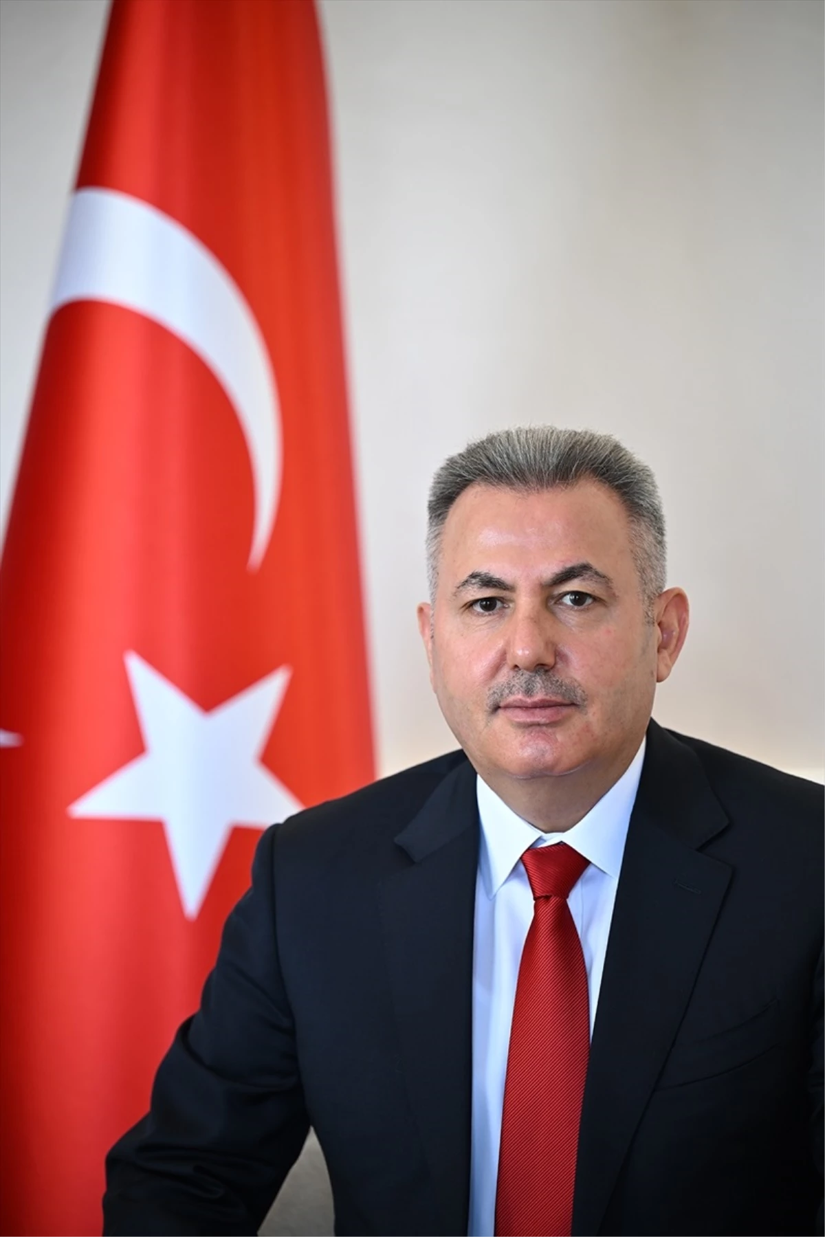 İzmir Valisi Süleyman Elban, 23 Nisan\'da Cumhuriyet Meydanı\'na davet etti