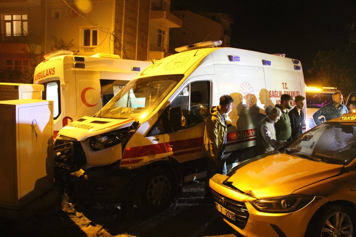 Kırıkkale\'de Ambulans ile Ticari Taksinin Çarpışması Sonucu 4 Kişi Yaralandı
