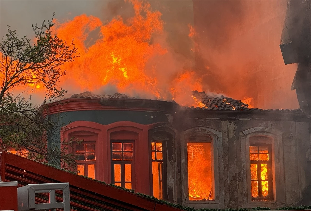 Kırklareli\'nde Tarihi Binada Çıkan Yangına Ekiplerin Müdahalesi Sürüyor