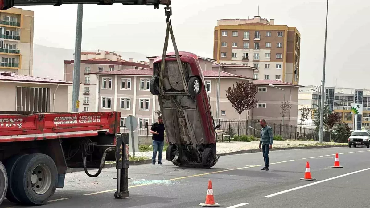 Niğde\'de otomobil takla attı: Anne ve çocuk yaralandı