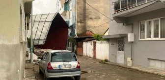 Aydın'da Şiddetli Yağış ve Fırtına Sonrası Bina Çatısı Uçtu