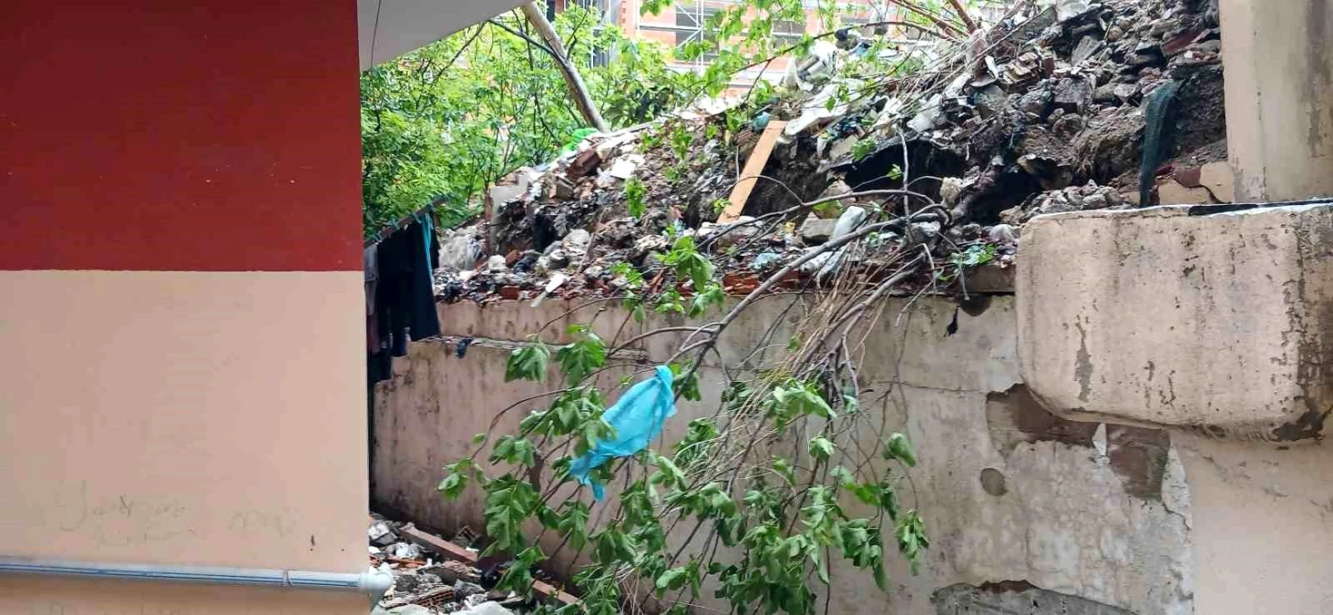 Küçükçekmece\'de yağmur sonrası bir binanın istinat duvarı yıkıldı
