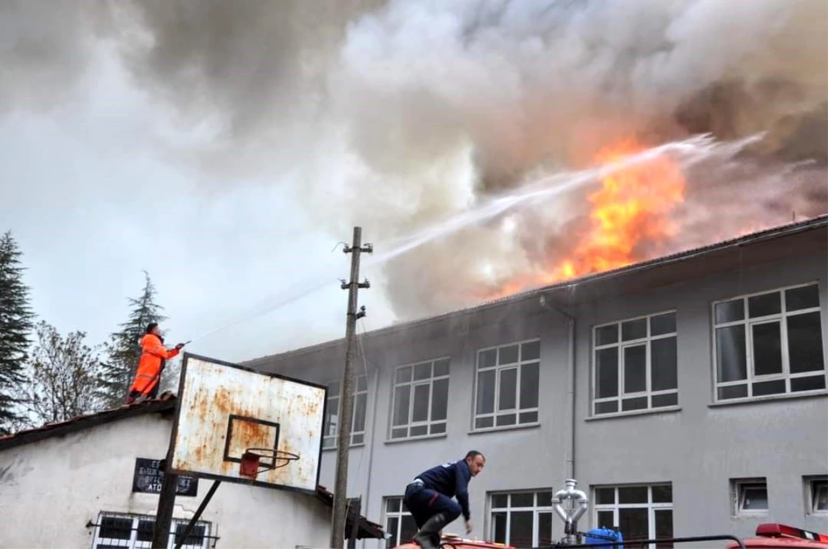 Isparta\'da okul binasında çıkan yangın söndürüldü