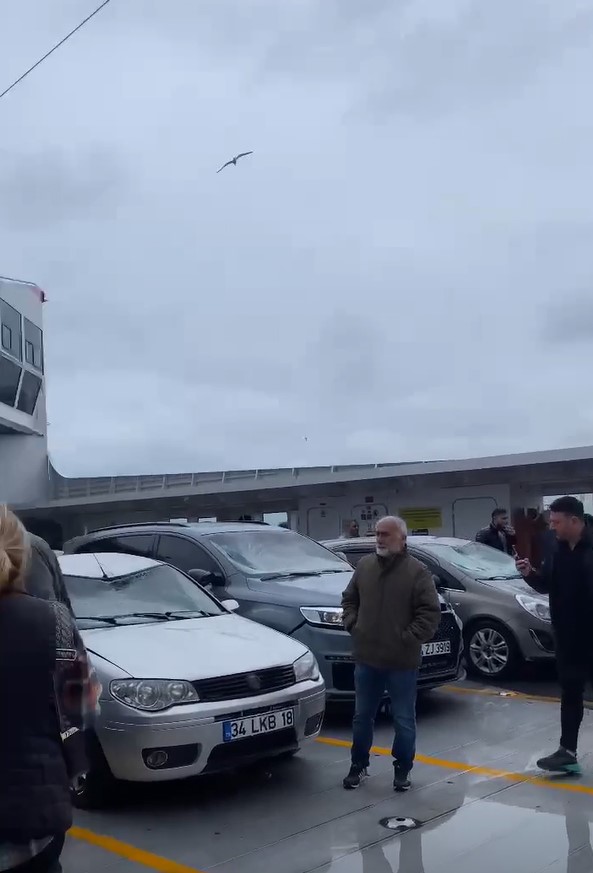 Marmara Denizi'nde korku dolu anlar! Feribot fırtınanın ortasında kaldı, dev dalgalar araçları hurdaya çevirdi