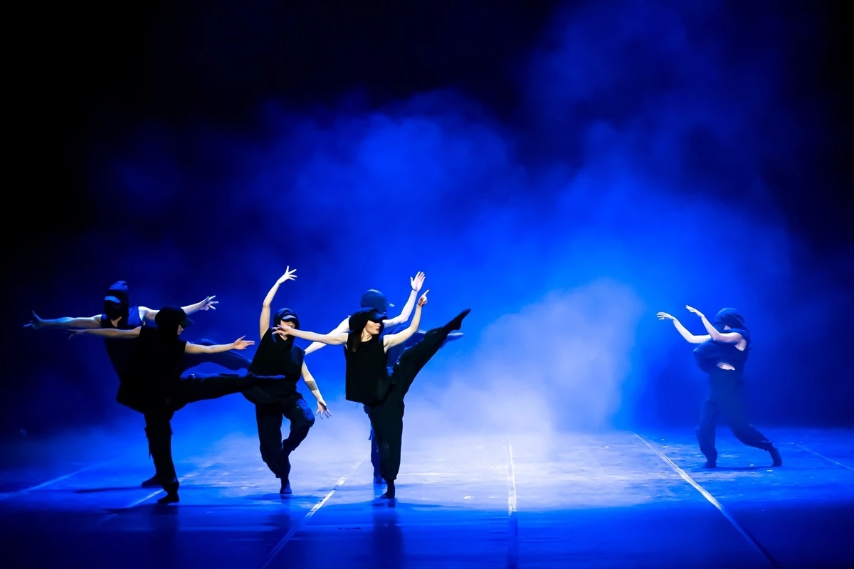 Ankara Devlet Opera ve Balesi Modern Dans Topluluğu \'Enternasyonal III\' ile sahnede