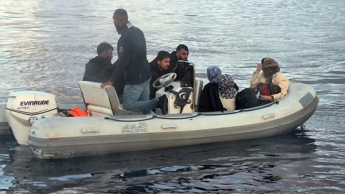 Muğla\'da motor arızası nedeniyle sürüklenen bottaki 9 düzensiz göçmen kurtarıldı
