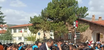 Nallıhan Belediye Başkanı Ertunç Güngör, 23 Nisan Ulusal Egemenlik ve Çocuk Bayramı'nda öğrencilerle buluştu
