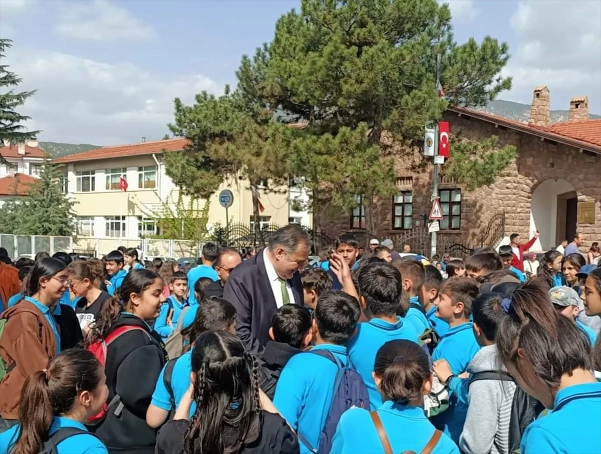 Nallıhan Belediye Başkanı Ertunç Güngör, 23 Nisan Ulusal Egemenlik ve Çocuk Bayramı\'nda öğrencilerle buluştu