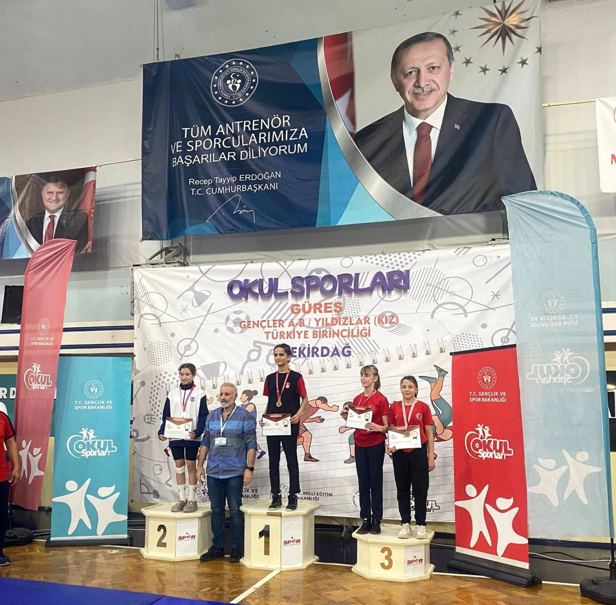 Tekirdağ\'da yapılan Okul Sporları Kadınlar Güreş Türkiye Şampiyonasında Rümeysa Keskin Türkiye Şampiyonu