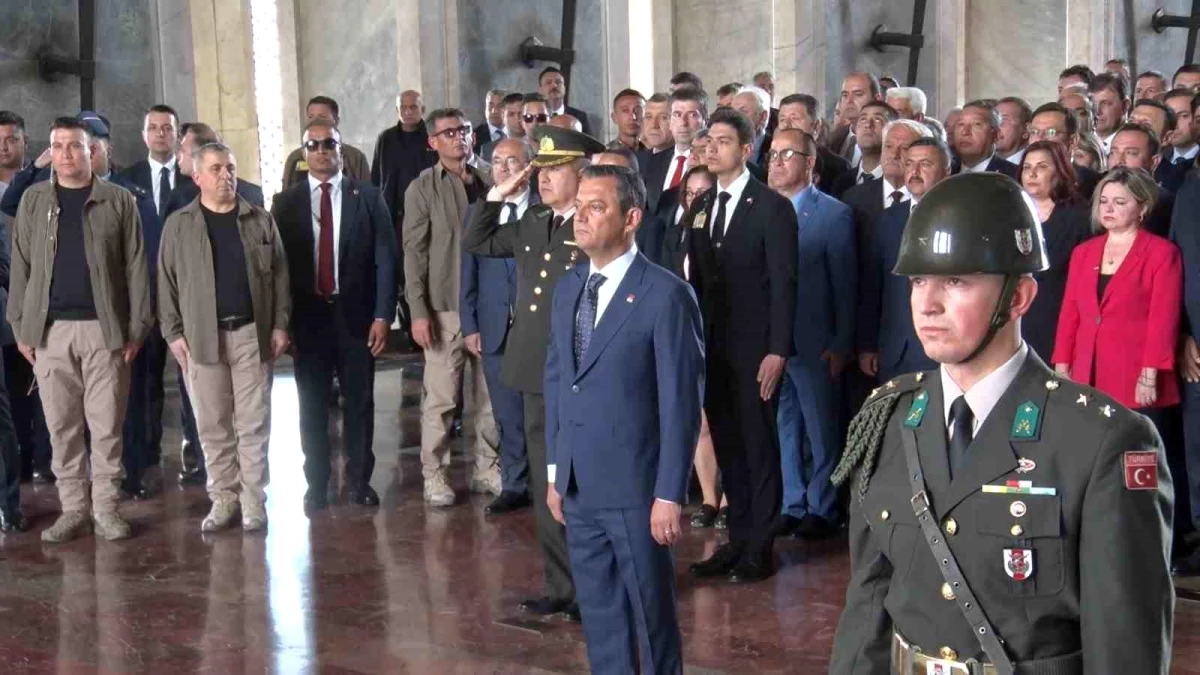 CHP Genel Başkanı Özgür Özel Anıtkabir\'i Ziyaret Etti