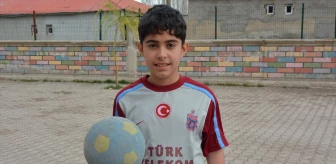 12 Yaşındaki Nurullah Balcı, Trabzonspor Formasını Kalemle Çizip Giyiyor