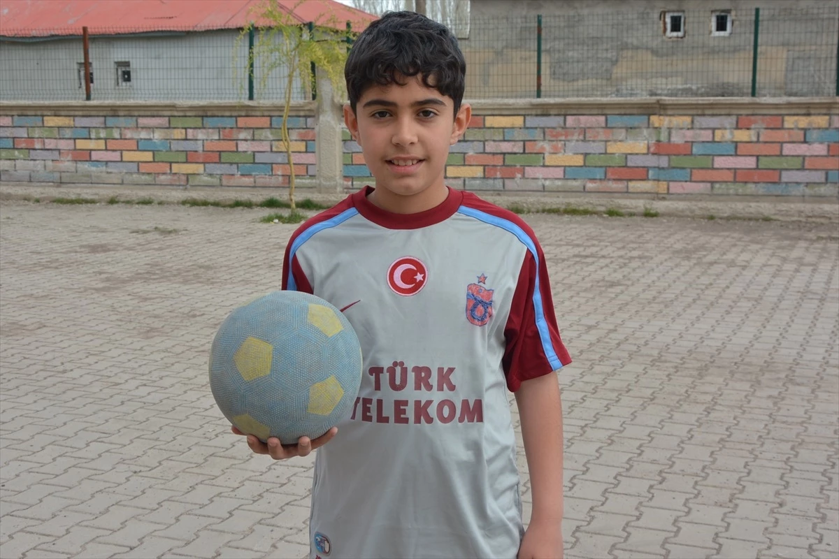 12 Yaşındaki Nurullah Balcı, Trabzonspor Formasını Kalemle Çizip Giyiyor