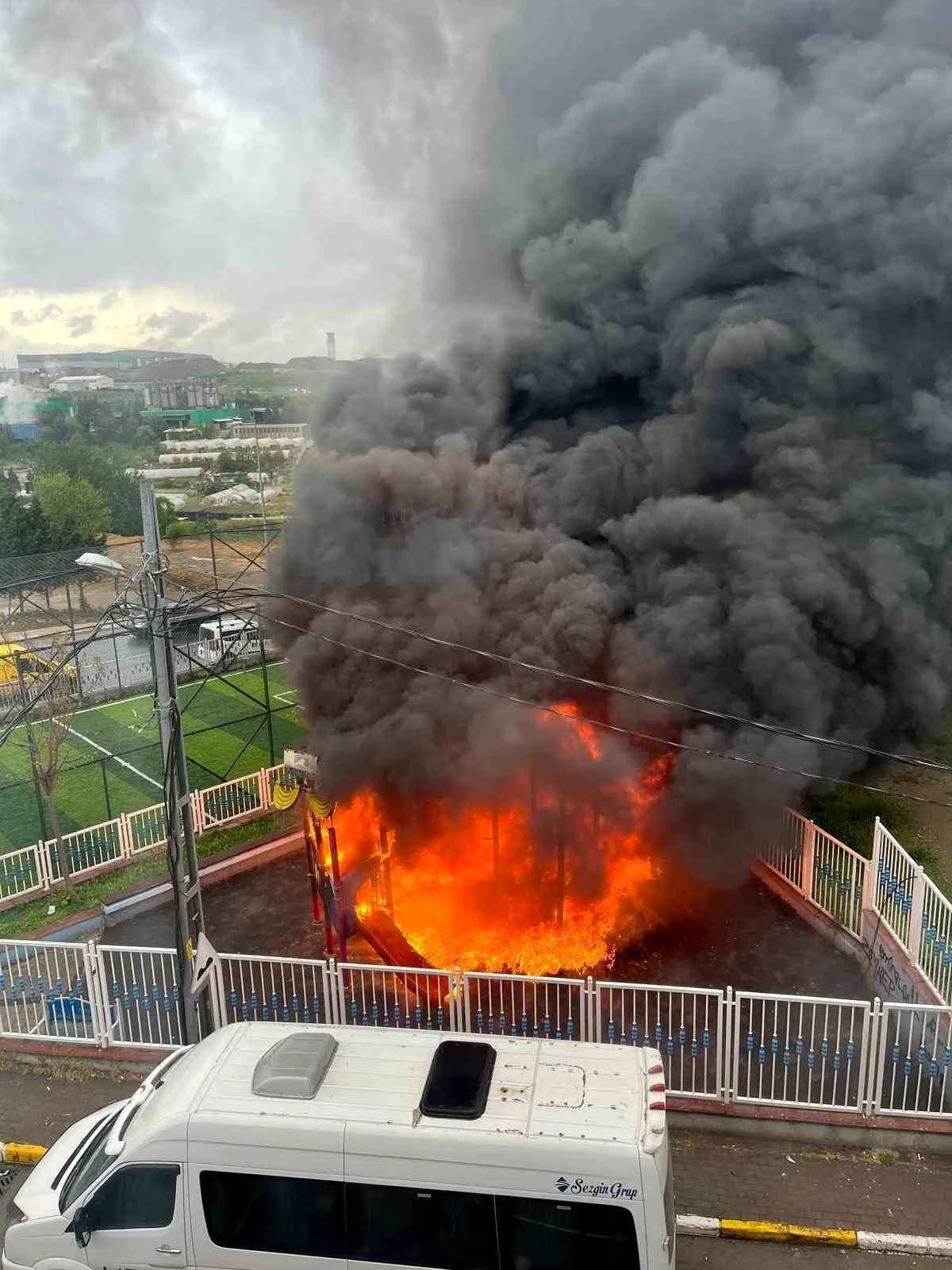 Pendik\'te çocuk parkında yangın: Alevler metrelerce yükseldi