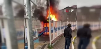 Pendik'te çocuk parkında yangın: Alevler metrelerce yükseldi