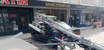 Konya'da Rüzgarın Etkisiyle Baz İstasyonu Direği Otomobilin Üzerine Düştü