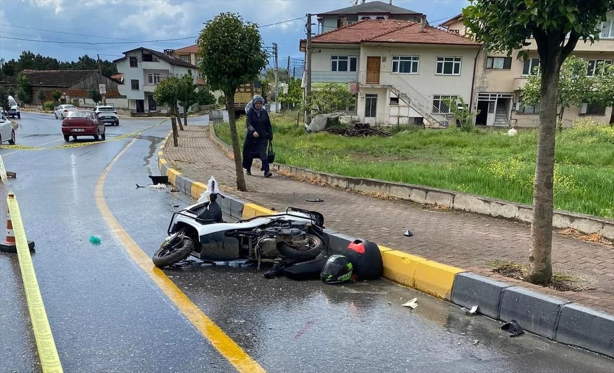 Sakarya\'da Kamyonla Çarpışan Motosiklet Sürücüsü Hayatını Kaybetti