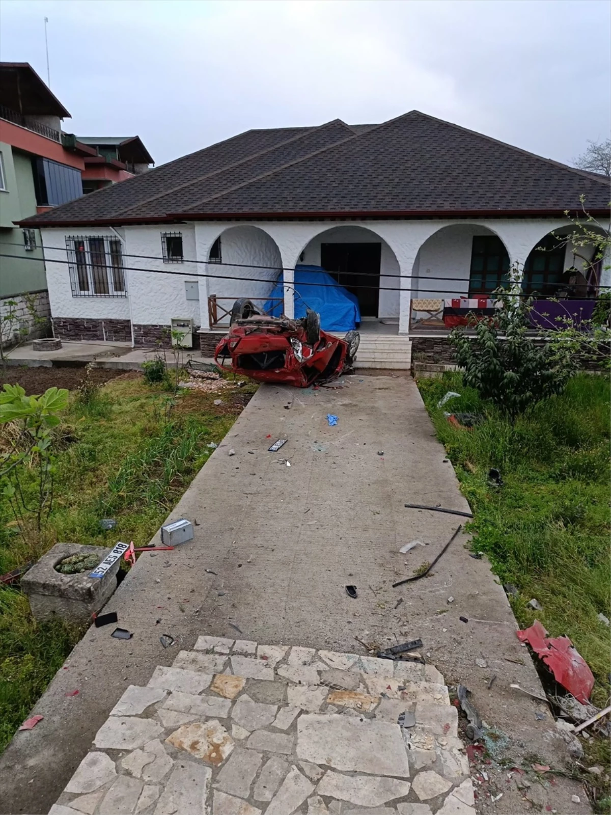 Samsun\'un Terme ilçesinde otomobilin evin bahçesine devrildiği kazada 2 kişi yaralandı