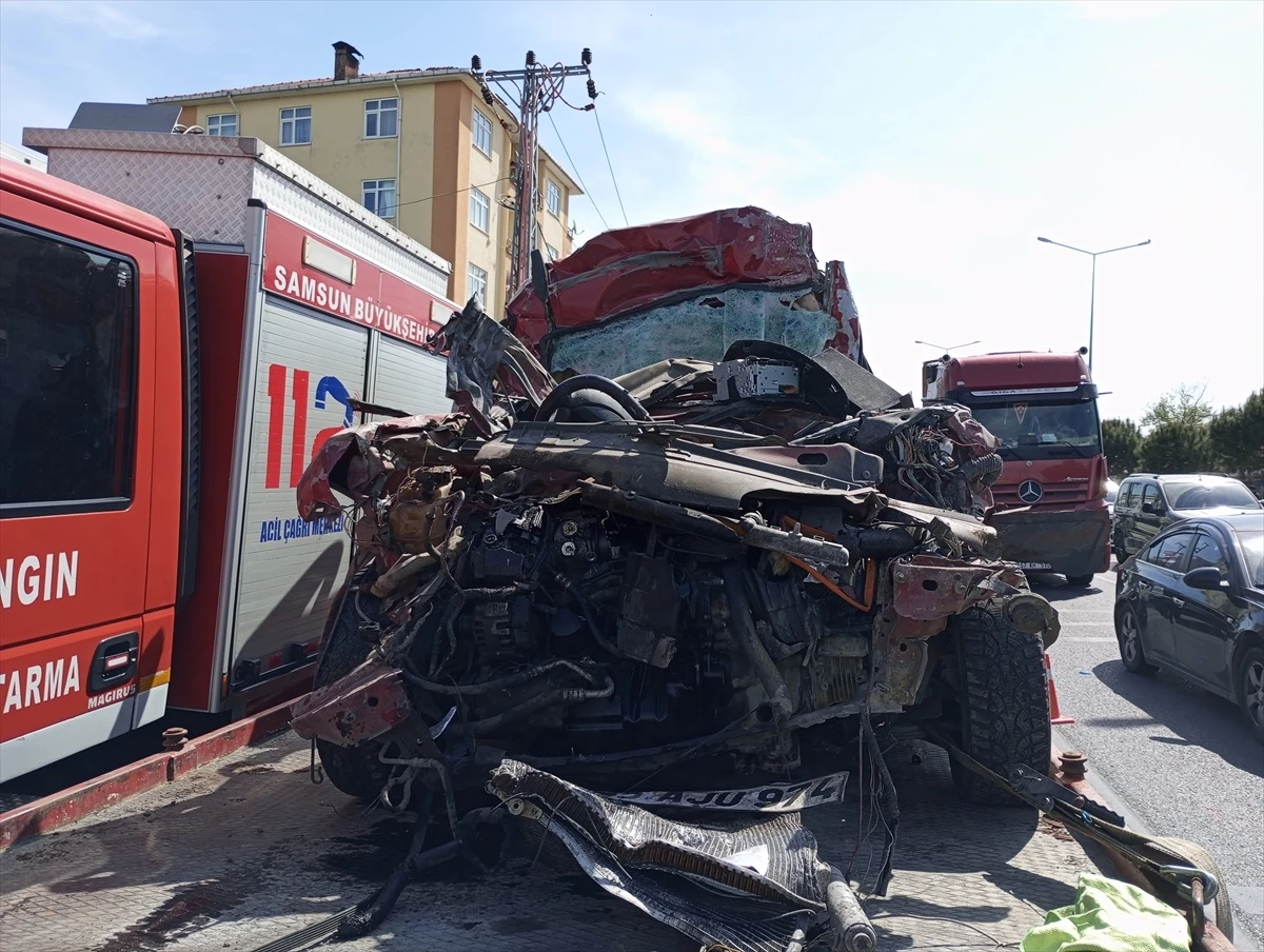 Samsun\'da Tırın Dorsesine Çarpan Araçta Kaza: Koca ve Karı Hayatını Kaybetti