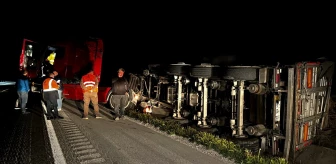 Samsun'da yonca yüklü tır şarampole devrildi