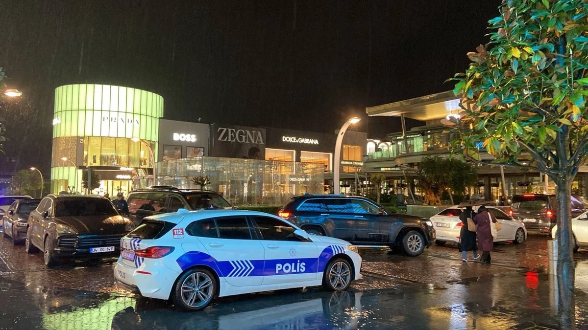 Sarıyer\'deki Alışveriş Merkezi Otoparkında Çıkan Yangın Söndürüldü