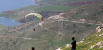 Siirt'te Turizm Haftası'nda yamaç paraşütü heyecanı yaşandı