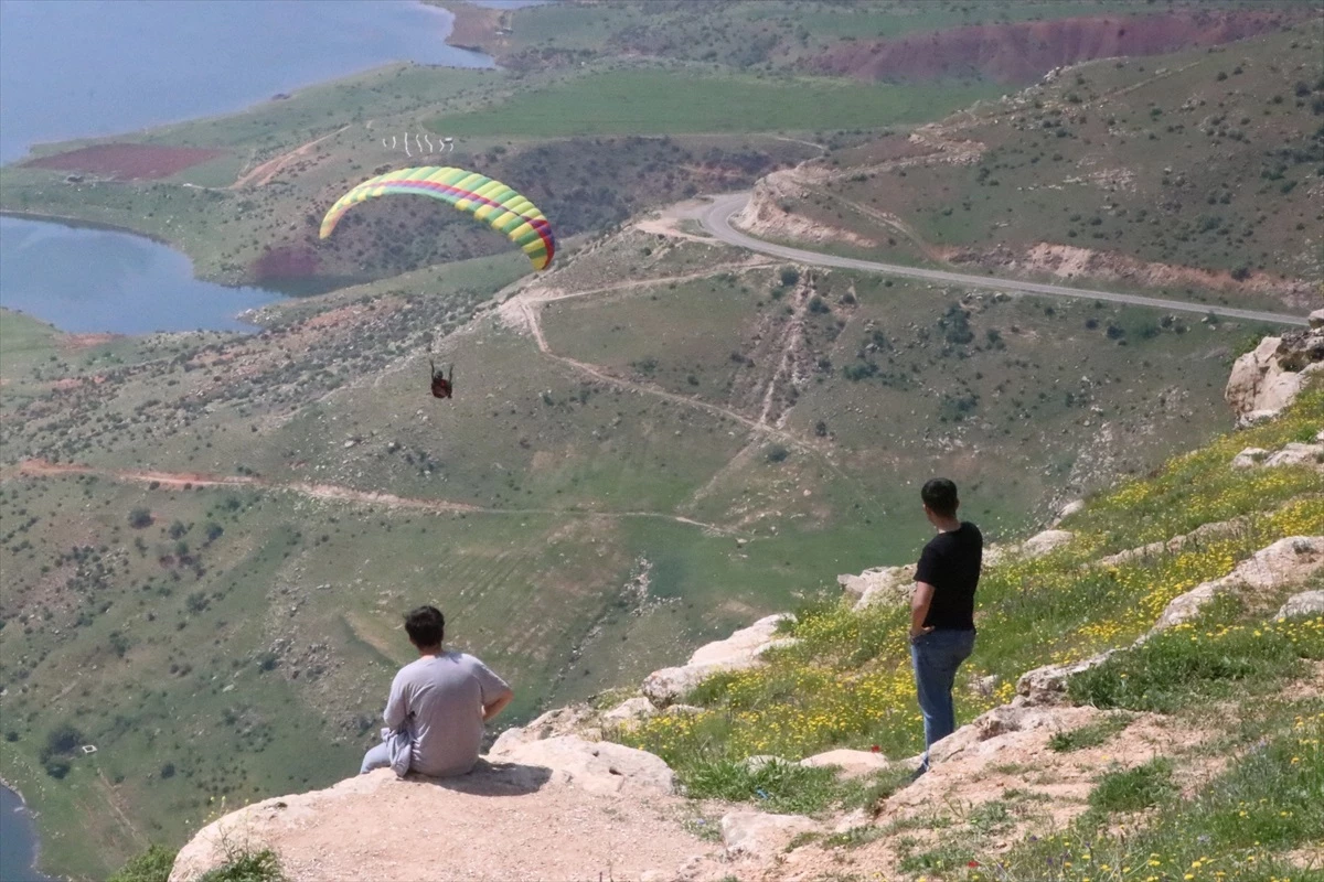 Siirt\'te Turizm Haftası\'nda yamaç paraşütü heyecanı yaşandı