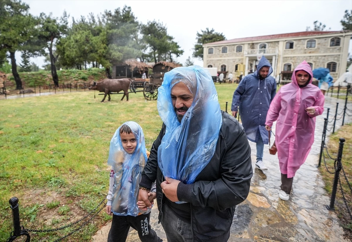 Çanakkale Kara Savaşları\'nın 109. yılında binlerce ziyaretçi Gelibolu\'yu ziyaret ediyor