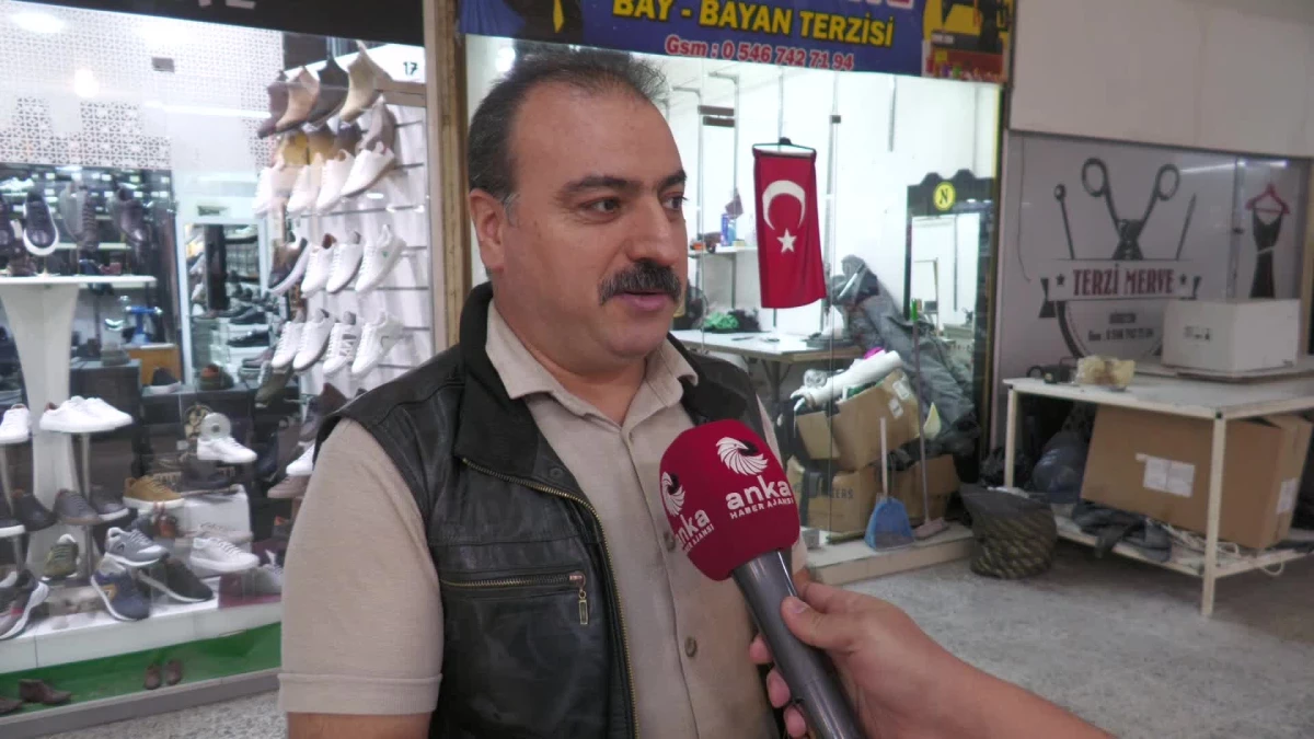 İzmir\'de Esnafın İşleri Durgun, Turistlere Bağlıyorlar