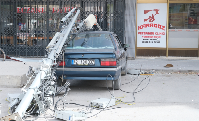 Türkiye genelinde yaşanan fırtına ve sağanak yağış hayatı olumsuz etkiledi