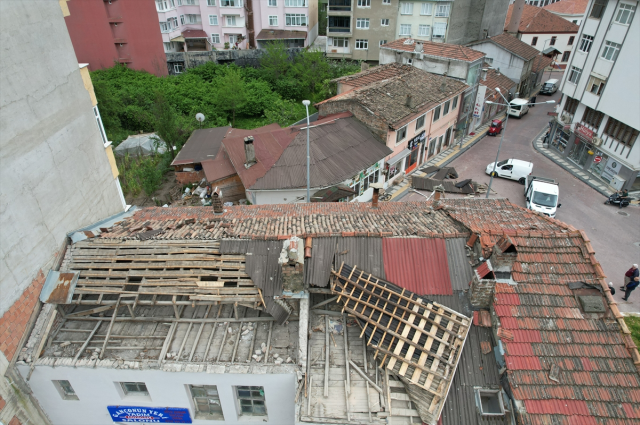 Türkiye genelinde yaşanan fırtına ve sağanak yağış hayatı olumsuz etkiledi