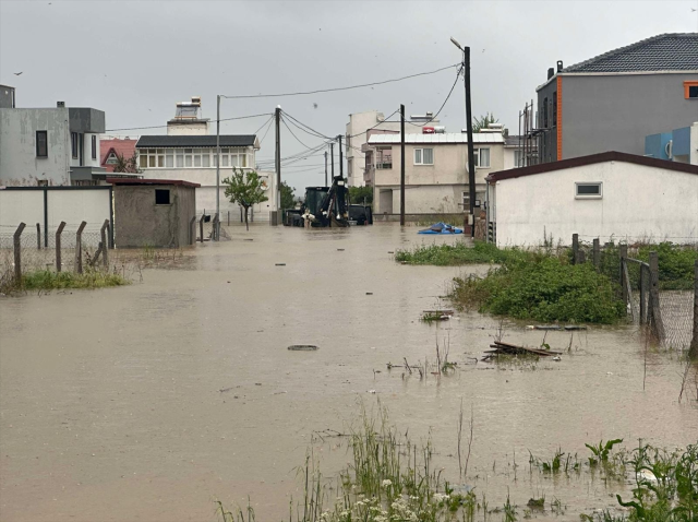 Türkiye genelinde yaşanan fırtına ve sağanak yağış hayatı olumsuz etkiledi
