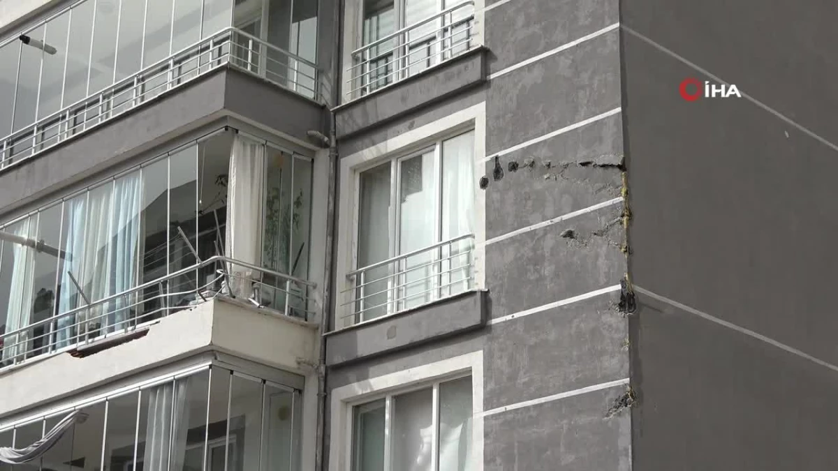 Kastamonu\'da Şiddetli Fırtına: Uçan Evin Çatısı Apartman Duvarına Saplandı