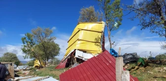 Uşak'ta Fırtına: Ev ve Ahırların Çatısı Zarar Gördü