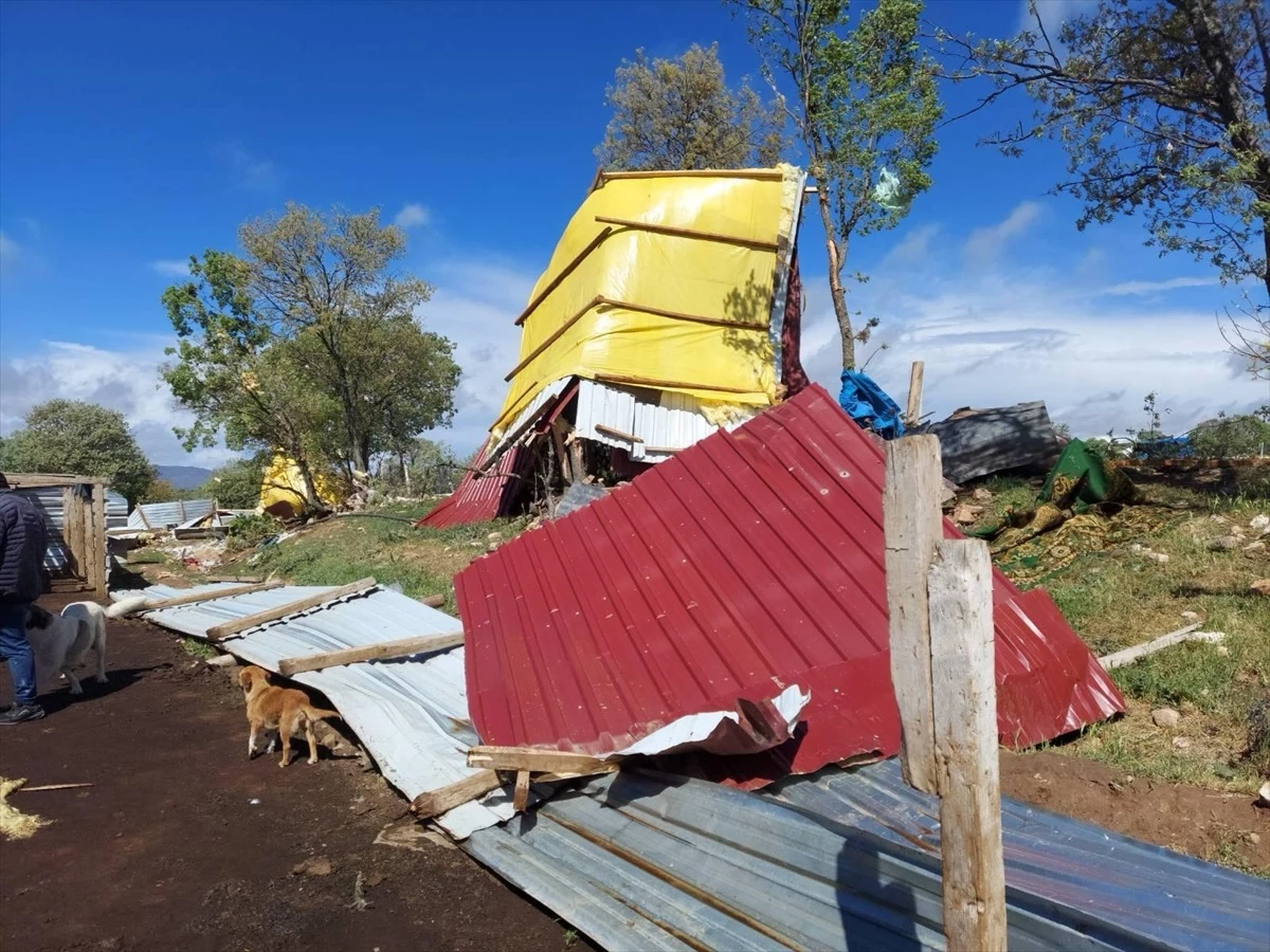 Uşak\'ta Fırtına: Ev ve Ahırların Çatısı Zarar Gördü