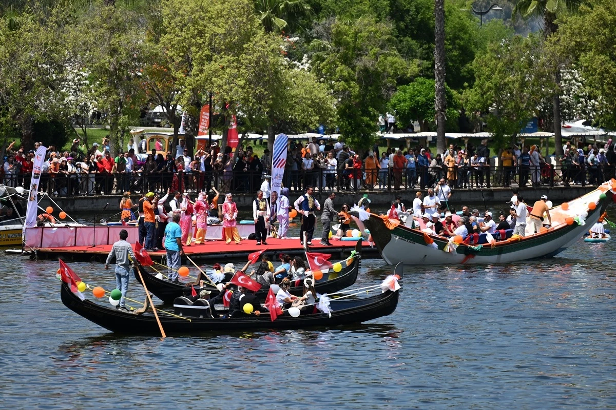 Adana\'da 12. Uluslararası Portakal Çiçeği Karnavalı\'nda Renkli Su Korteji