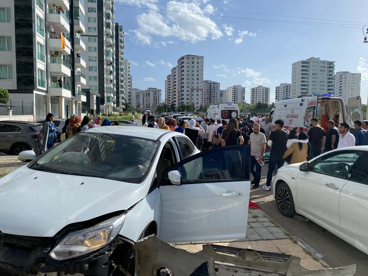Diyarbakır\'da taksi ile otomobil çarpışması: 5 kişi yaralandı