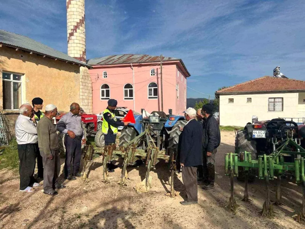 Elazığ\'da \'Reflektör Tak Görünür Ol\' kampanyasıyla traktör sürücüleri bilgilendirildi