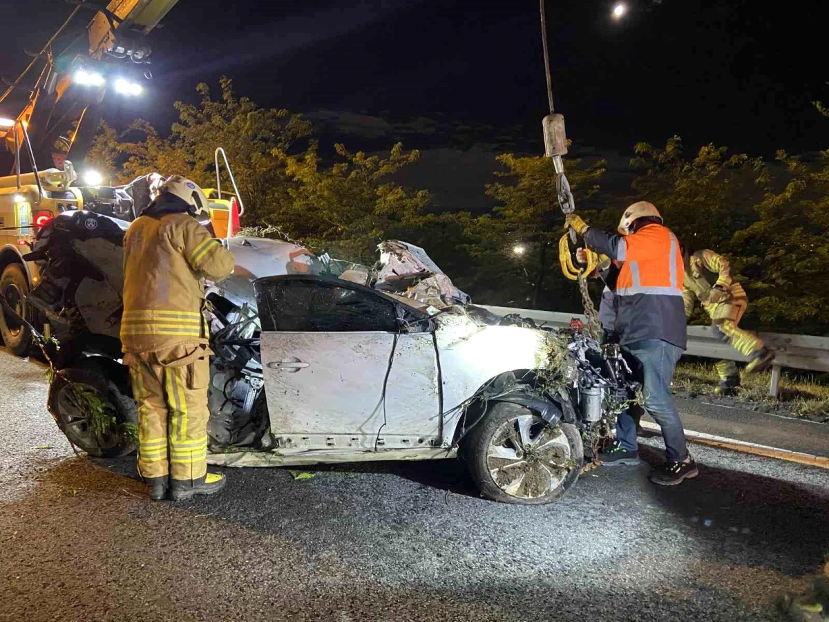 Eyüpsultan\'da Otomobil Şarampole Yuvarlandı: Sürücü Ağır Yaralı