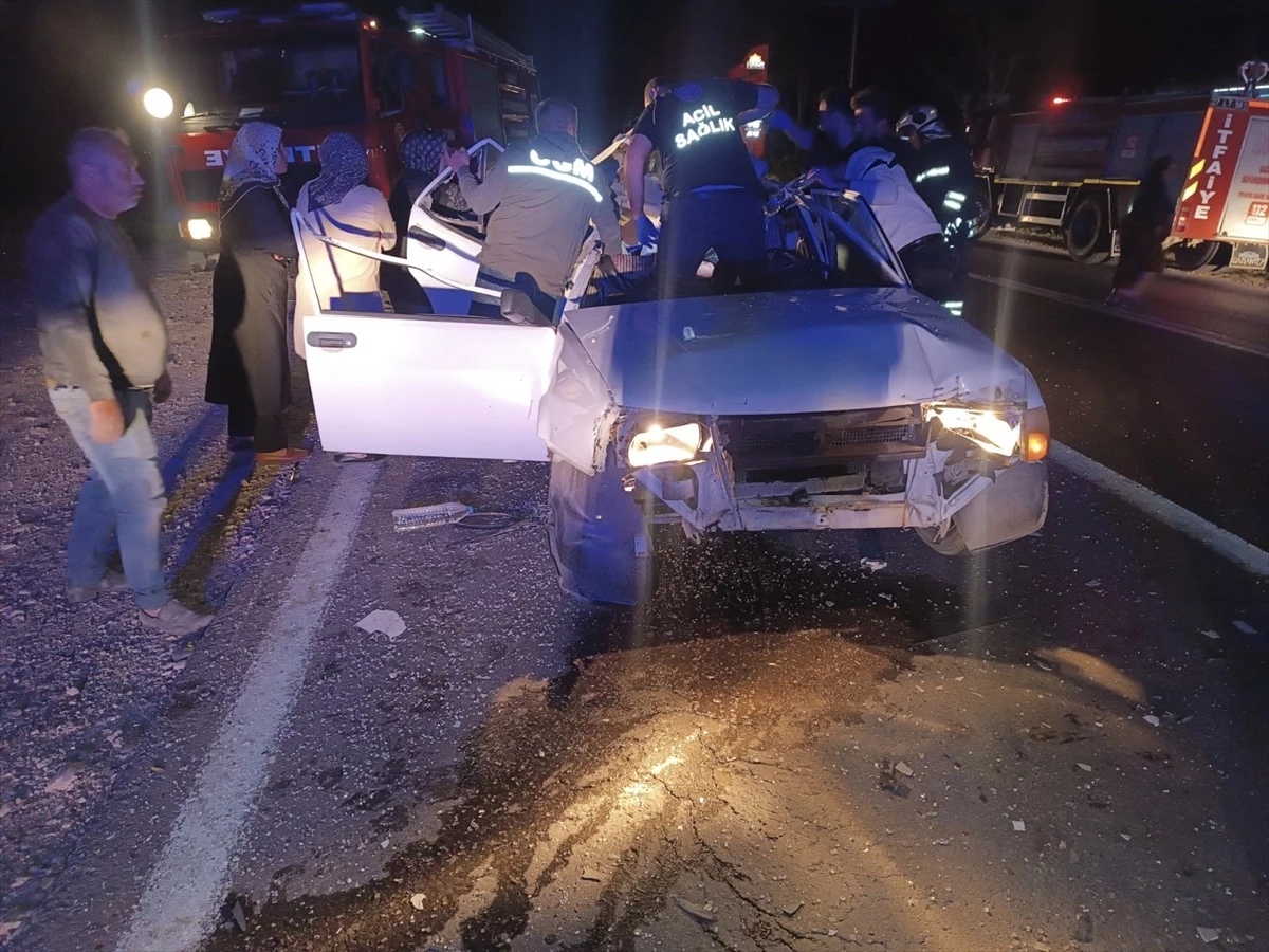 Gaziantep\'te traktör römorkuna çarpan otomobilde 3 kişi yaralandı