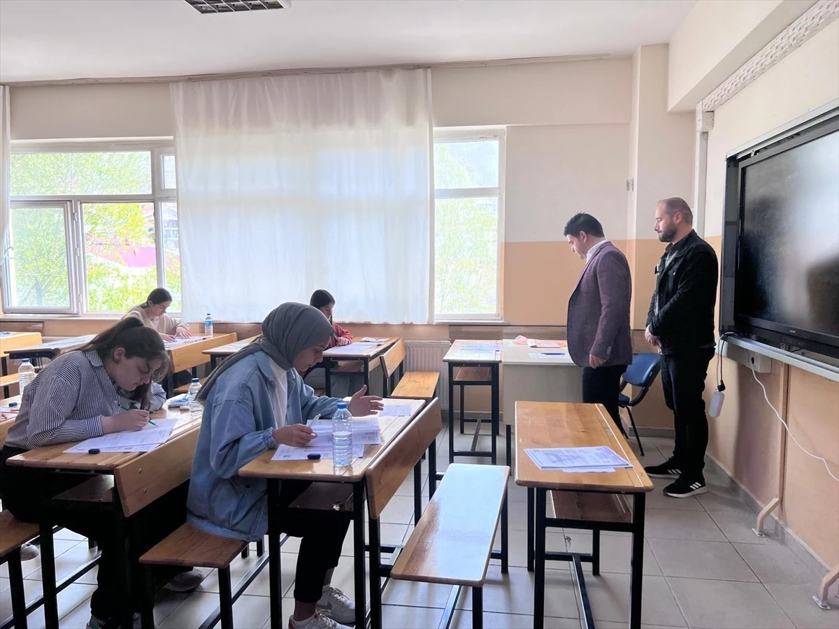 Hakkari\'de 8 Bin 43 Öğrenci Bursluluk Sınavına Katıldı