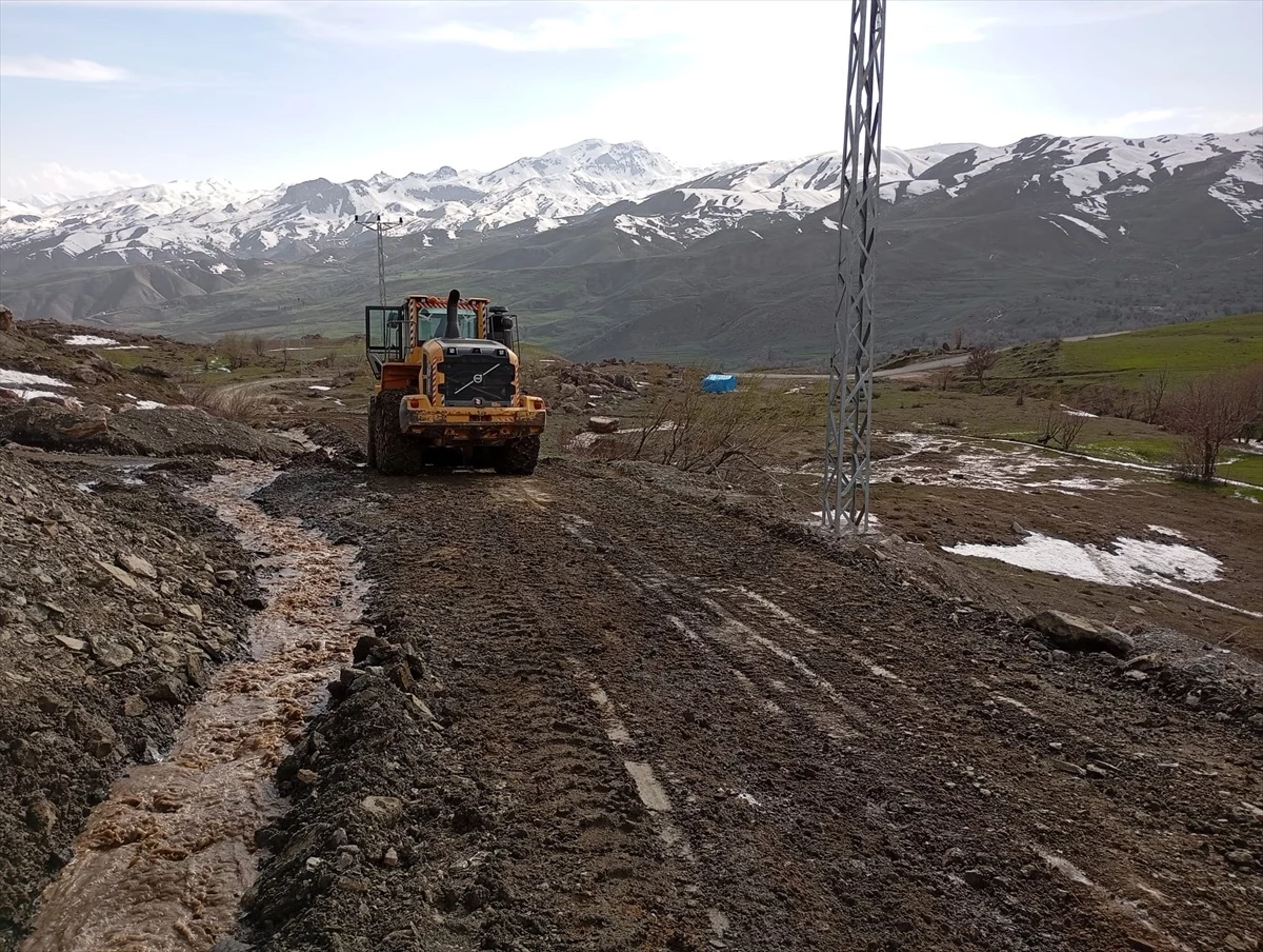 Hakkari Vali Yardımcısı ve İl Özel İdaresi Genel Sekreteri Cennet ve Cehennem Vadisi\'ndeki yol çalışmalarını inceledi