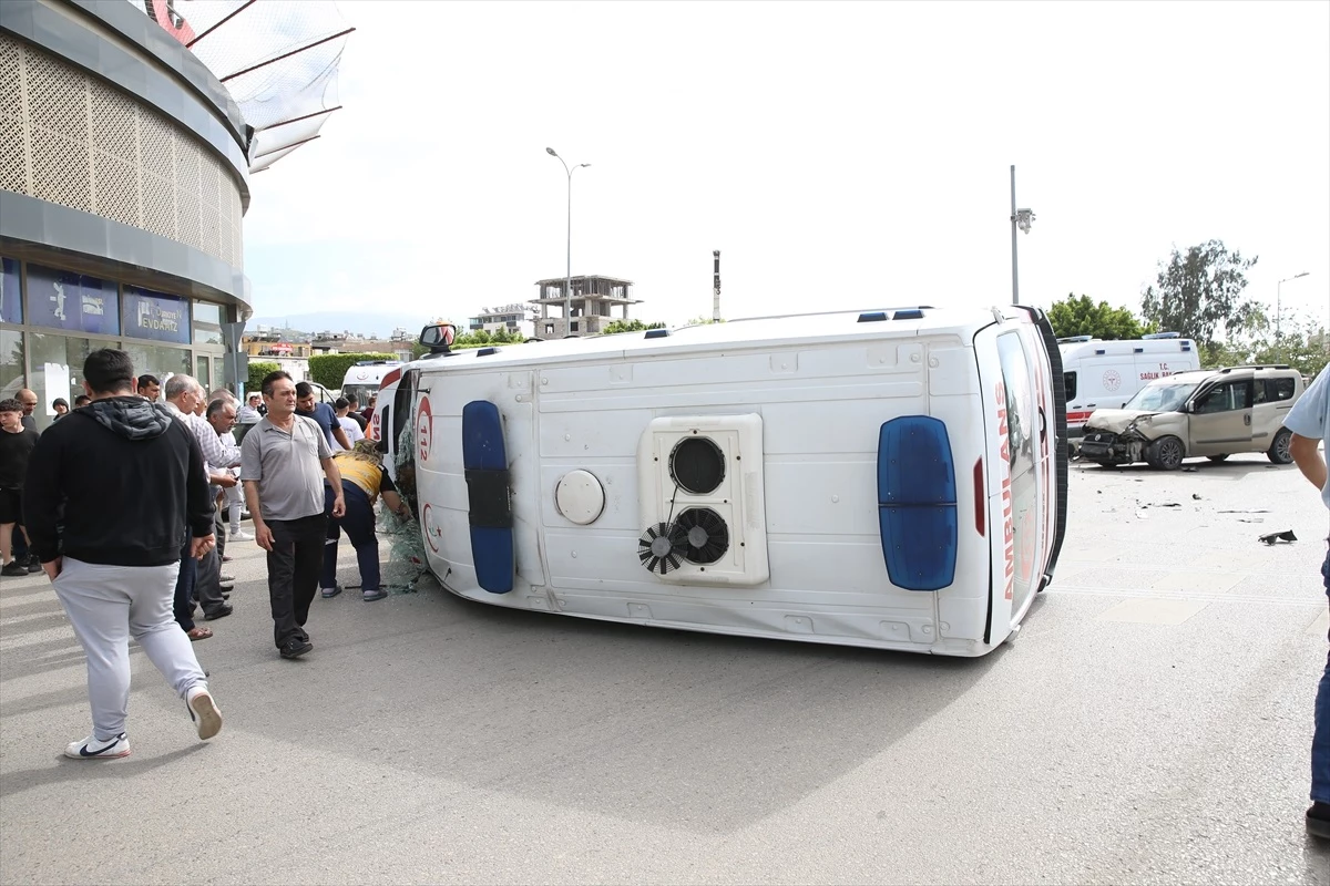 İskenderun\'da Ambulansla Hafif Ticari Araç Çarpıştı: Yaralılar Hastaneye Kaldırıldı