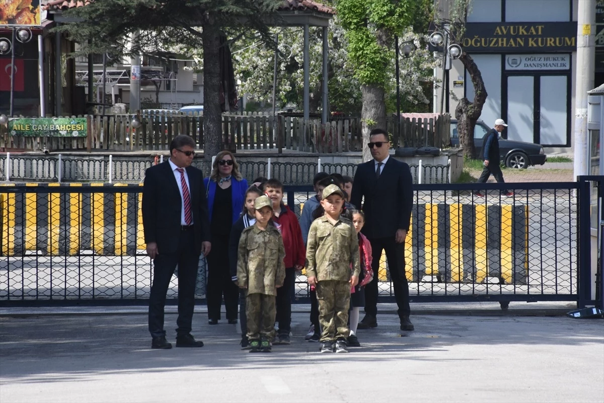 Afyonkarahisar\'da Şehit Kerim Üye İlkokulu öğrencileri İkmal ve Garnizon Komutanlığını ziyaret etti